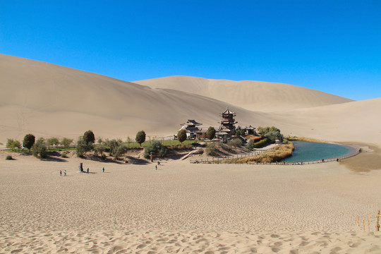 甘肃敦煌鸣沙山月牙泉风景区