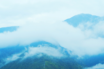云雾缭绕的大山