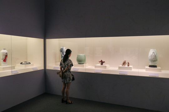 参观展览瓷器展