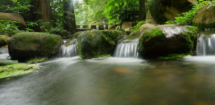 林间溪流