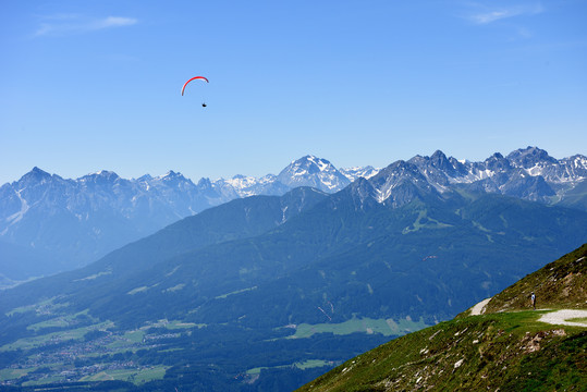 奥地利阿尔卑斯山脉滑翔伞
