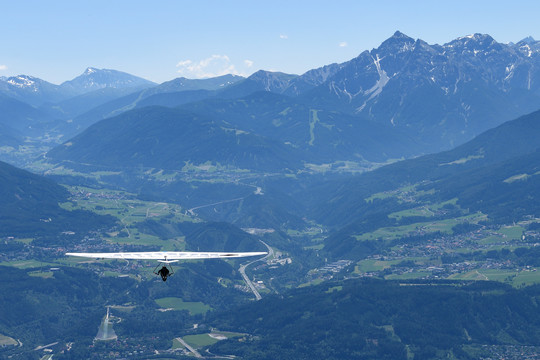 阿尔卑斯山谷的三角翼飞行
