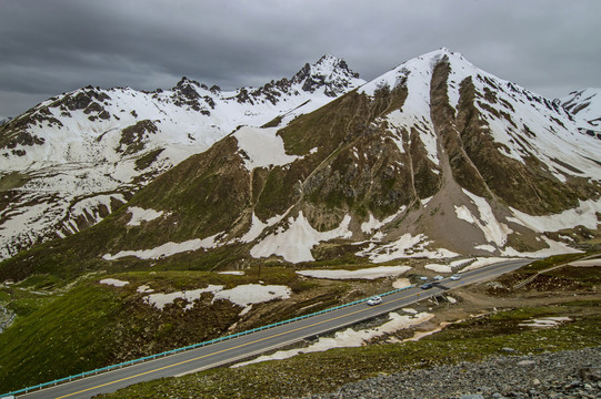 独库公路雪山