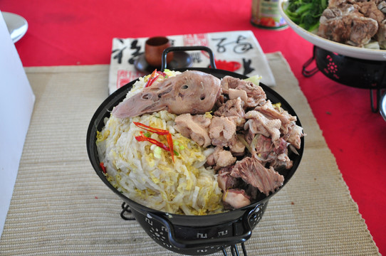 笨鸭炖酸菜