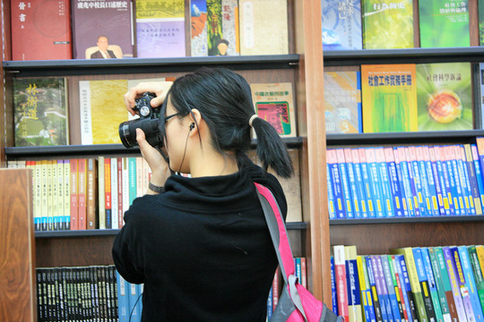 在书店拍摄的女孩