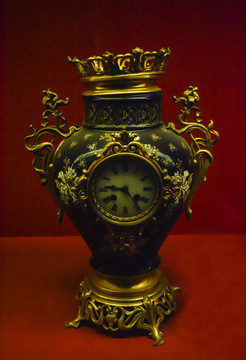 铜镀金饰蓝瓷瓶式钟