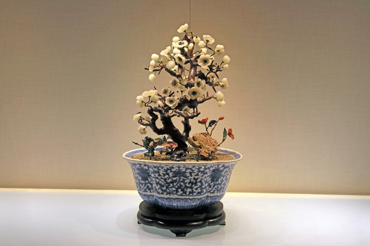 青花瓷盆玉石梅花盆景