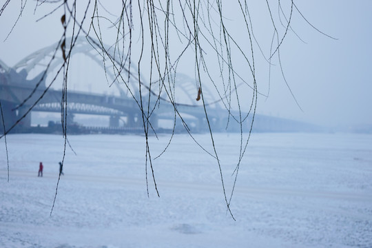 冬季的江畔