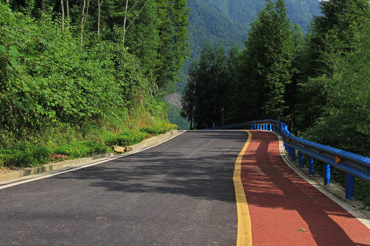 乡村公路景色宜人