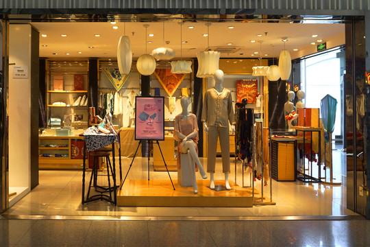 服装专卖店门面及商品陈设