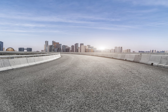 公路弯道和建筑景观