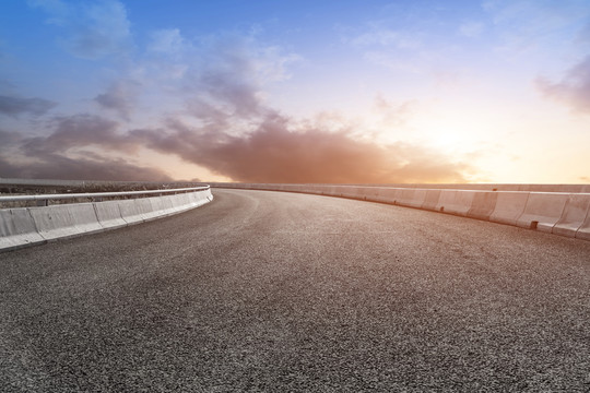 公路弯道和天空云彩