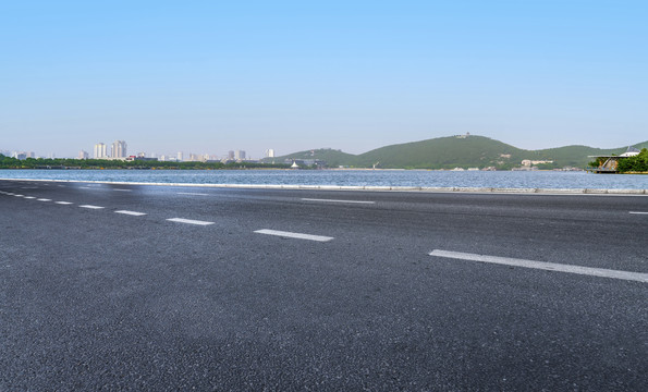 柏油马路和远山湖泊