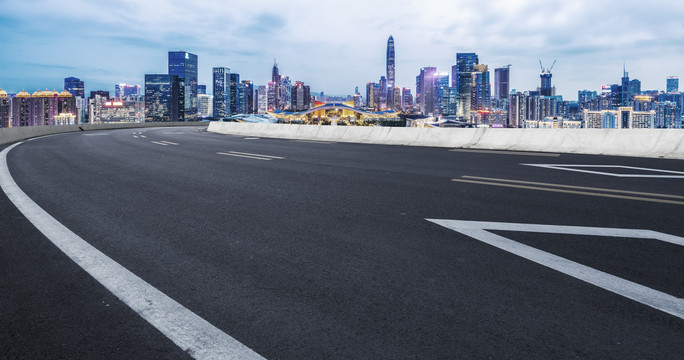 道路交通和城市天际线