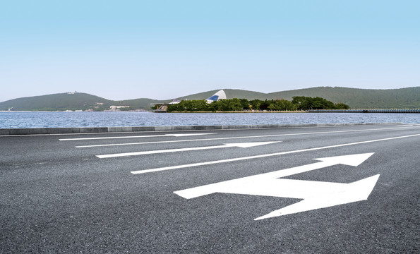 高速公路和远山湖泊