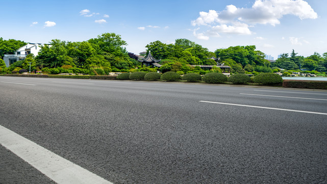 柏油马路和园林景观