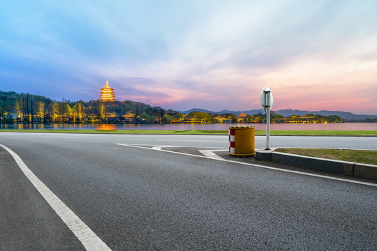 柏油马路和远山湖泊