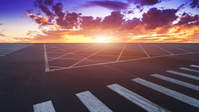 道路地面和天空云彩