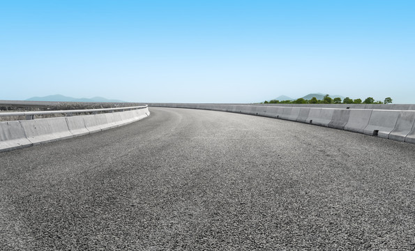 公路弯道和蓝天白云