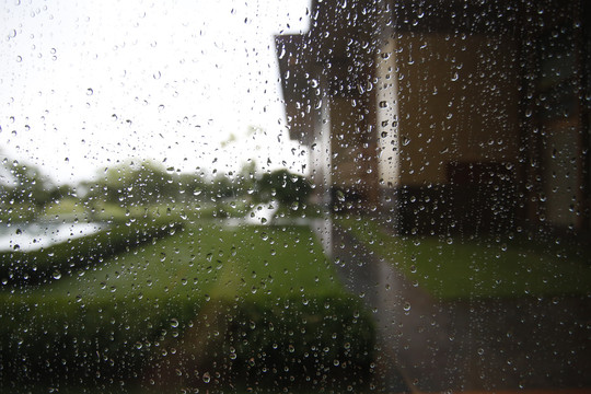 窗外的雨景