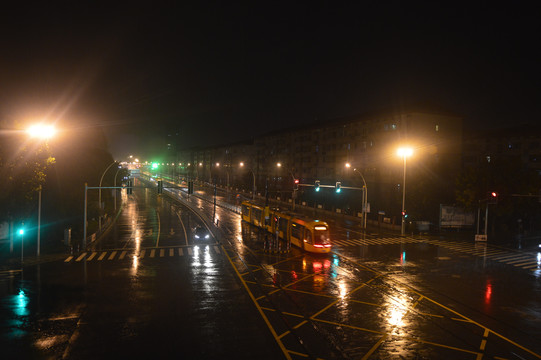 雨夜下的轻轨电车