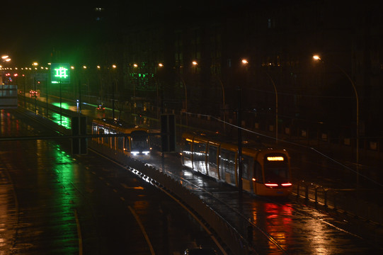 雨夜下的轻轨电车