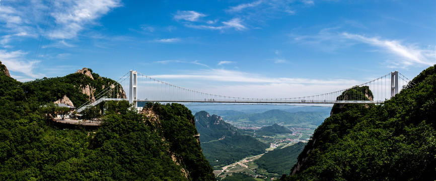 丹东凤凰山玻璃桥全景图