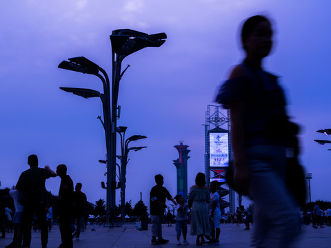 奥林匹克广场傍晚时的游人场景