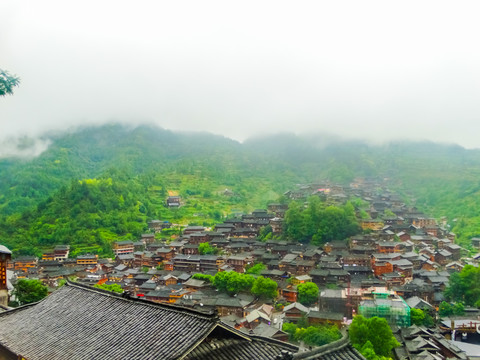 雨中苗寨