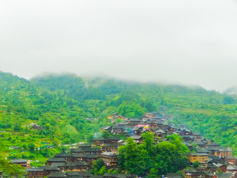 雨中苗寨