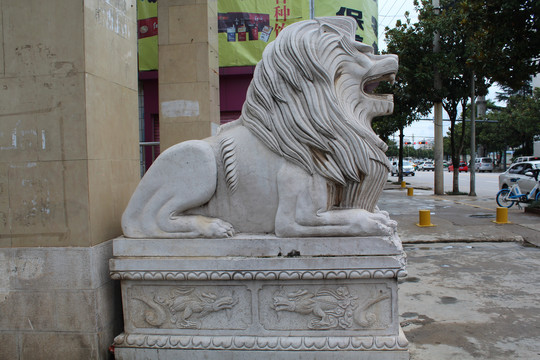 狮子雕塑侧面