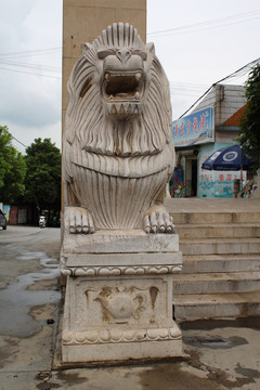 狮子雕塑正面