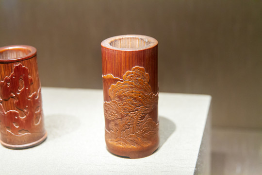 江苏苏州博物馆近代竹刻山水笔筒