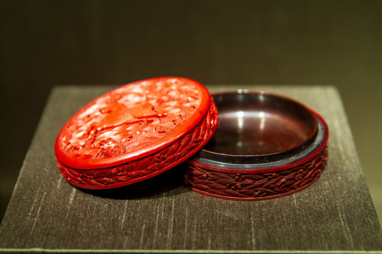 江苏苏州博物馆清代剔红海马圆盒