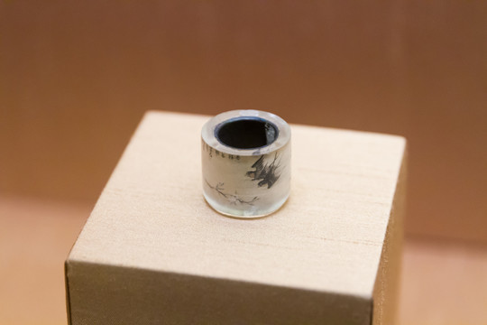 苏州博物馆内画杏林春燕水晶扳指