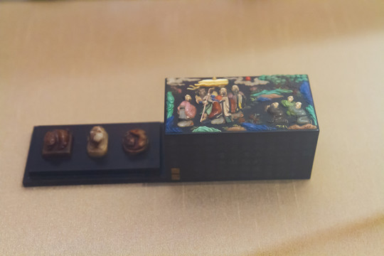 苏州博物馆清代紫檀镶八宝印盒