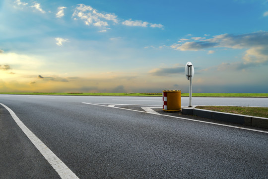 道路地面和天空云彩