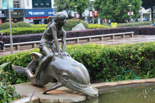 海豚与女孩雕塑