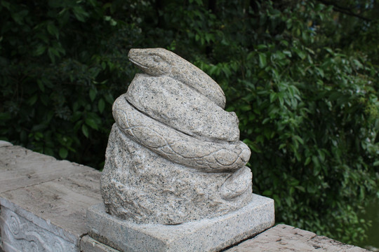 十二生肖雕塑蛇