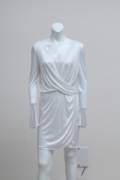 白色真丝连衣裙