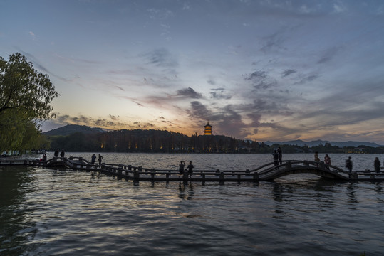 杭州西湖雷峰塔夜景