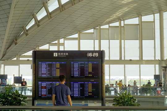 机场候机厅看航班信息的乘客