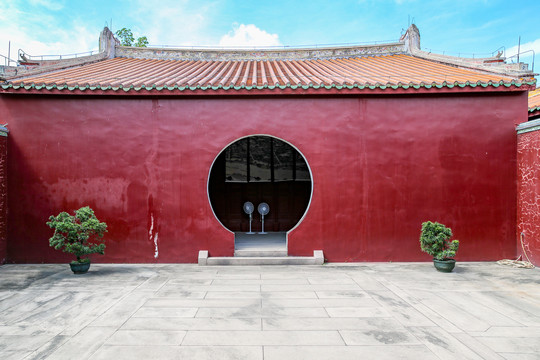 圆门红墙琉璃瓦建筑