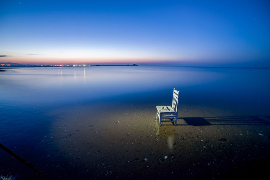 海边的一把椅子