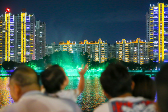 市民观看揭阳音乐喷泉夜景