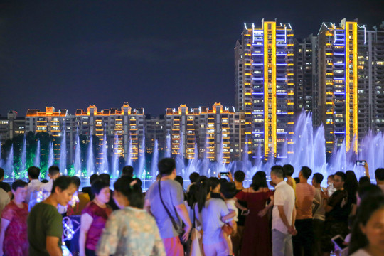 市民观看揭阳音乐喷泉夜景