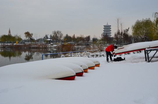 世园雪景中的红衣人