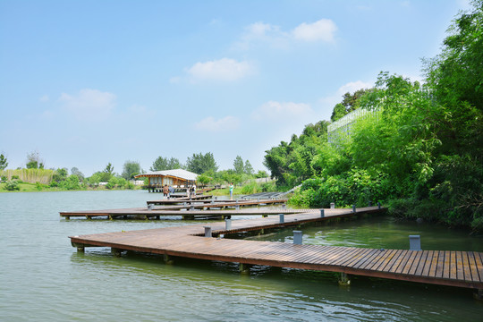 湖泊观景栈道