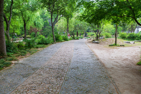 江苏苏州拙政园景区步道