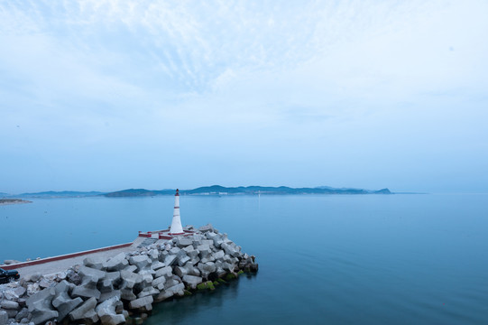 海边渔村灯塔
